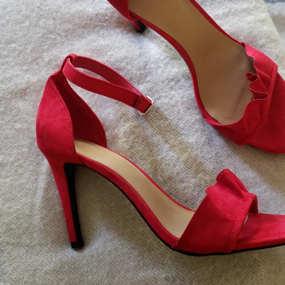 Red heels - Picture 2 of 3